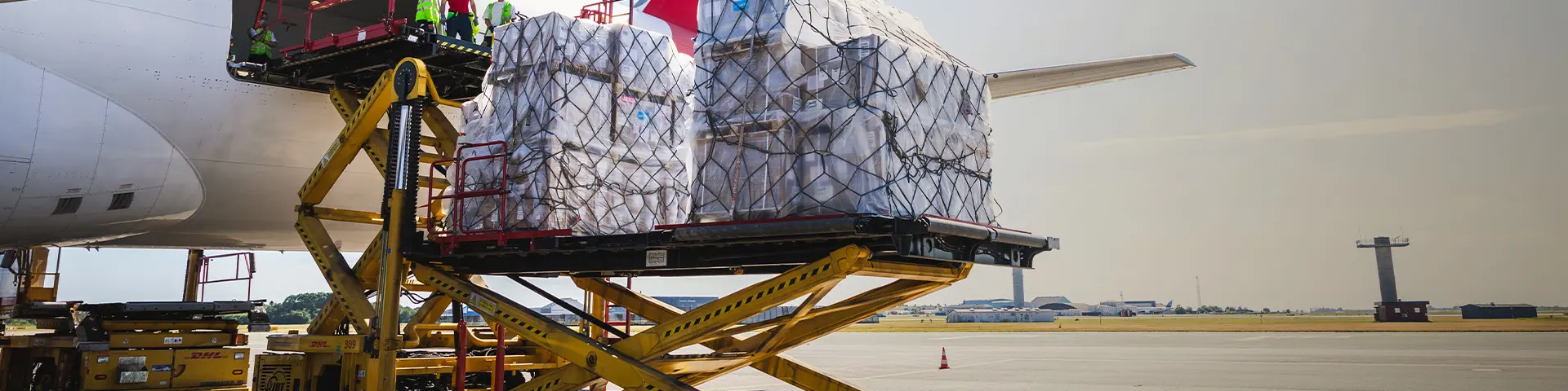airfreight-cargo-loading-emirates-skycargo-plane.
