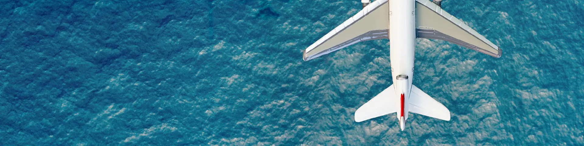 airplane-over-ocean-global-connectivity