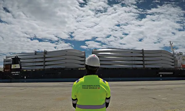 break-bulk-logistics-worker-wind-turbine-blades