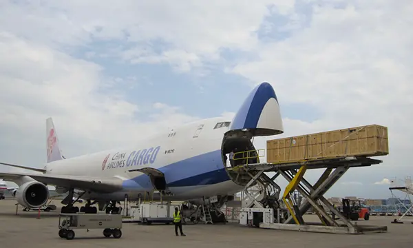 china-airlines-cargo-plane-loading-wooden-crate