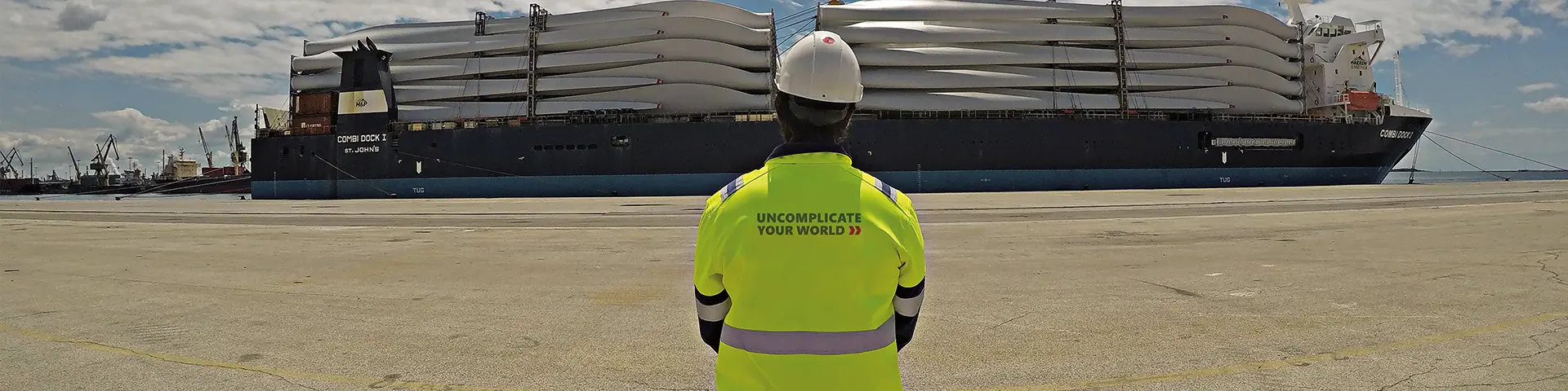 heavy-lift-logistics-wind-turbine-blades-cargo-ship