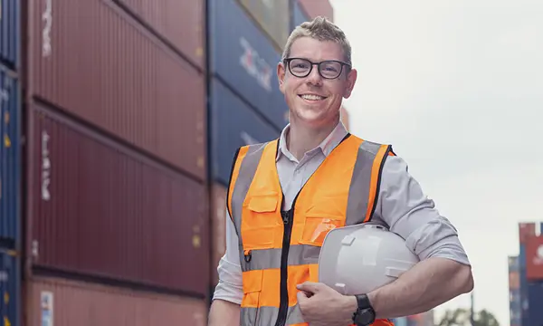 logistics-worker-fcl-shipping-containers