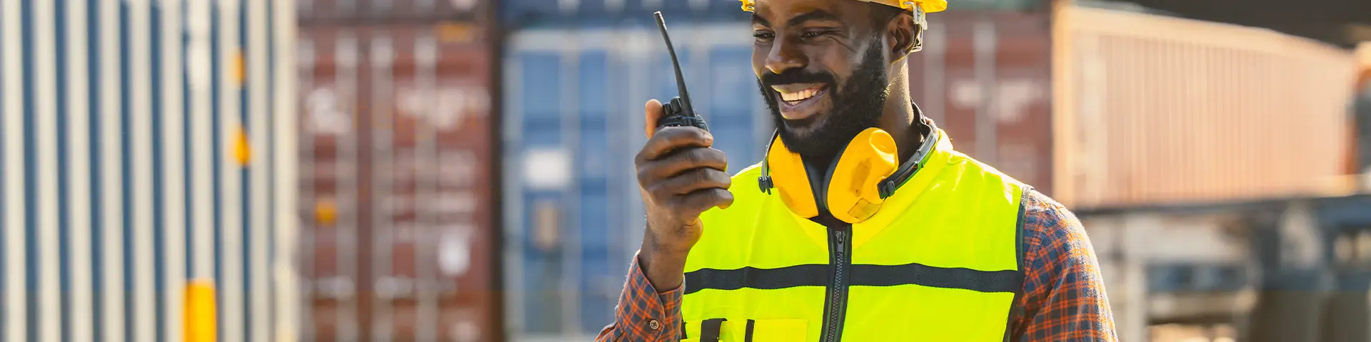 ocean-freight-worker-port-communication