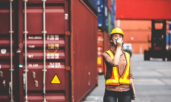 ocean-lcl-logistics-worker-port