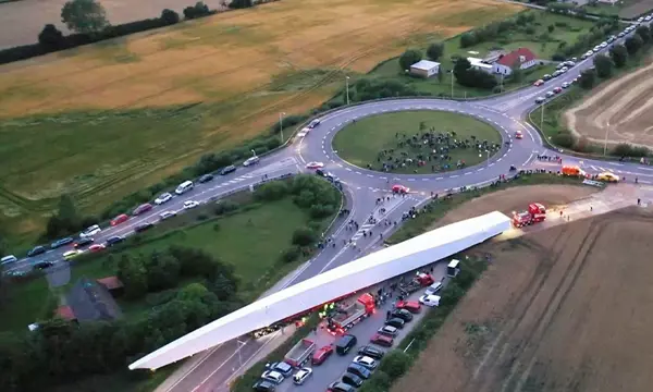 oversized-wind-turbine-blade-transport
