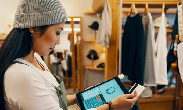 retail-supply-chain-management-tablet