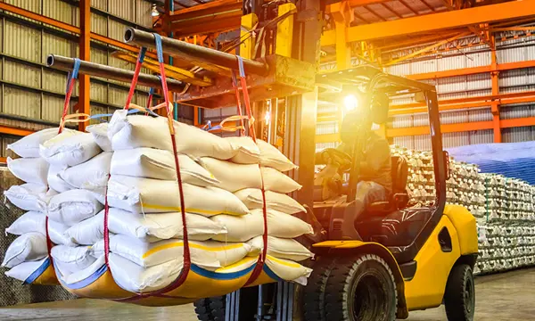 warehouse-logistics-forklift-sacks.
