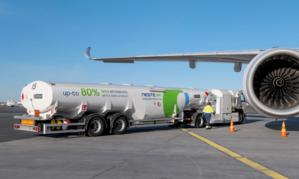 sustainable aviation-fuel-truck-airplane-refueling